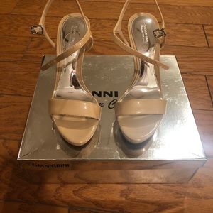 Gianni Bini nude strapped sandals